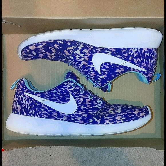 Nike Shoes - Nike Roshe